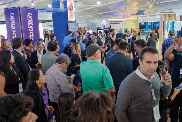Público recorriendo los stands de la exposición